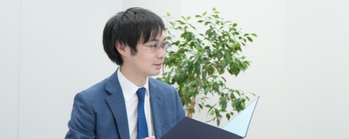 スーツを着た男性