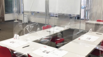 全セミナールームにコロナシールドを設置